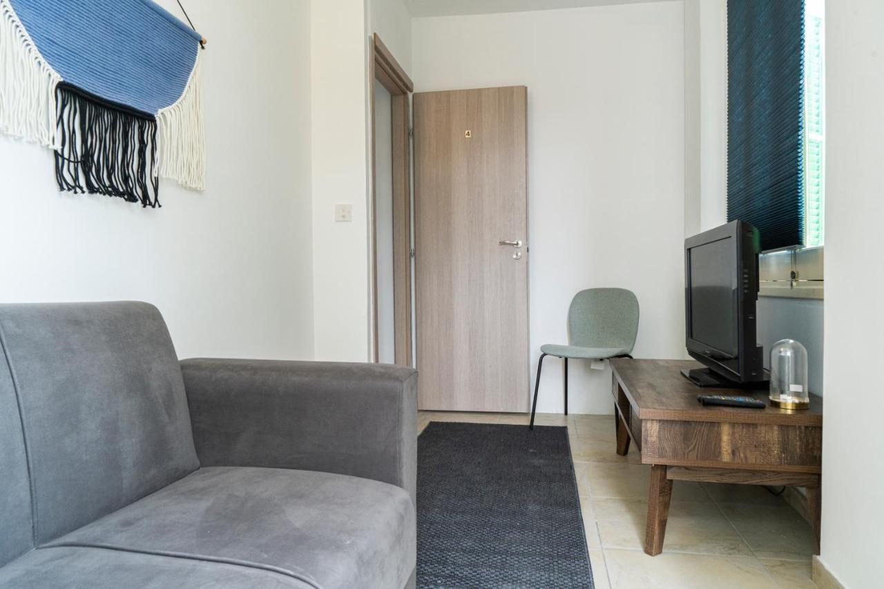 Private Room In Shared Flat Nicósia Exterior foto